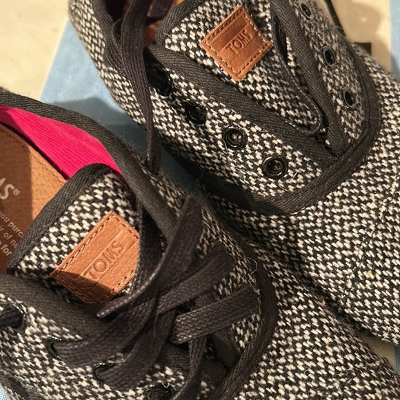 TOMS ๐ slip on sneakers ๐ size 8 ๐ New w/o tag - Picture 6 of 7